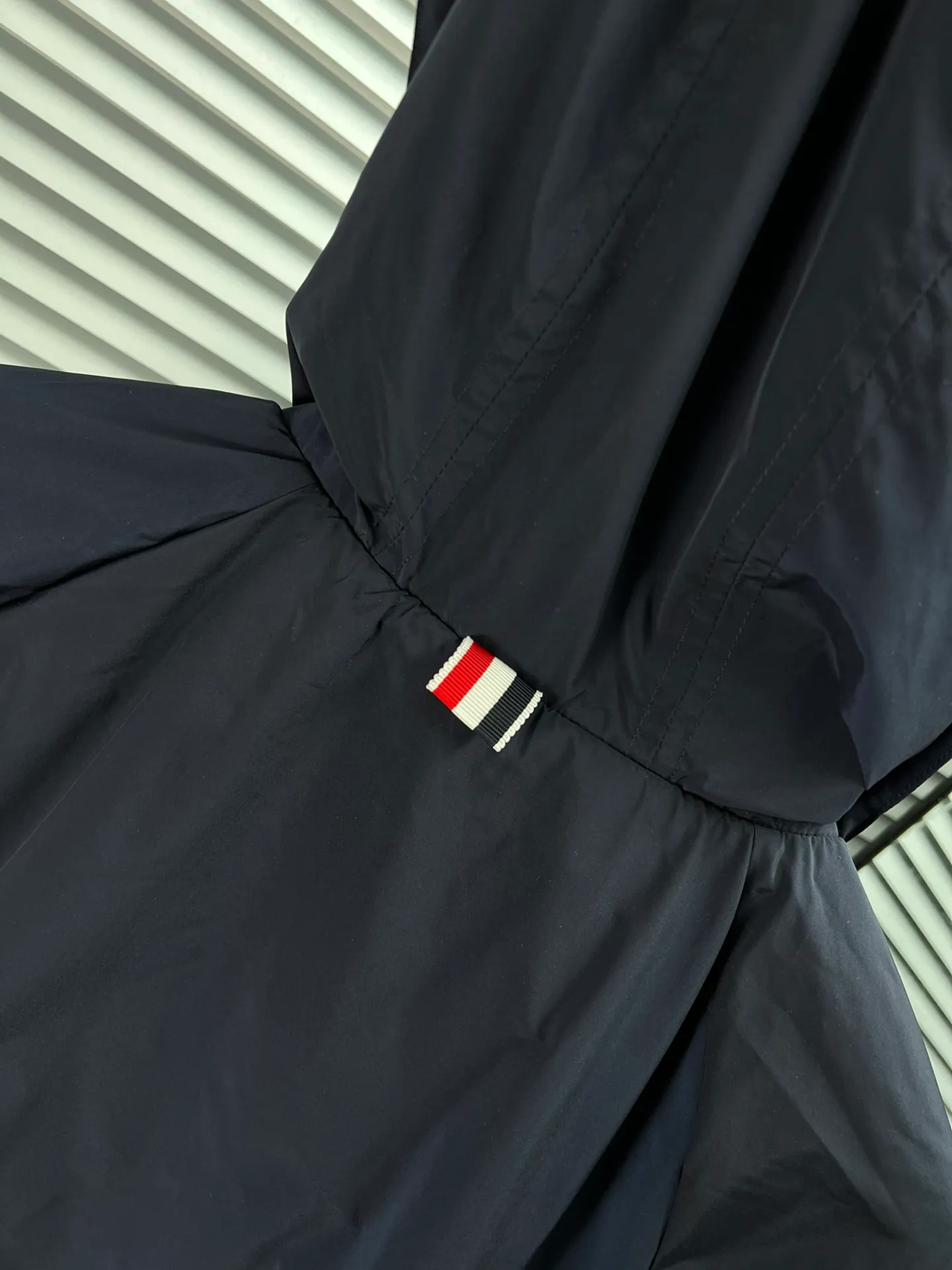 THOM BROWNE🇳🇱 ，Classic ， 。 TB ， White ， ， 。 ：Navy Blue、 Green Sizes：1-4